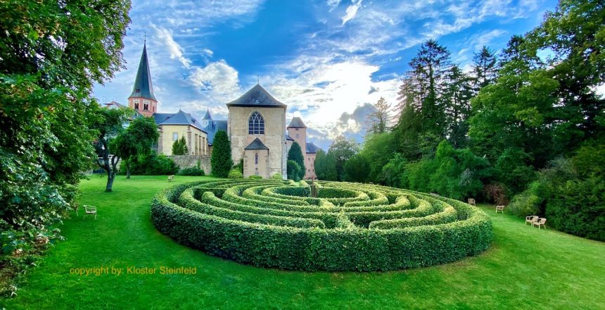 Mehr über den Artikel erfahren Yoga Retreat  „Vom Strudel zur Mitte“ – Kloster Steinfeld/ Eifel 02. -04. April 2027 